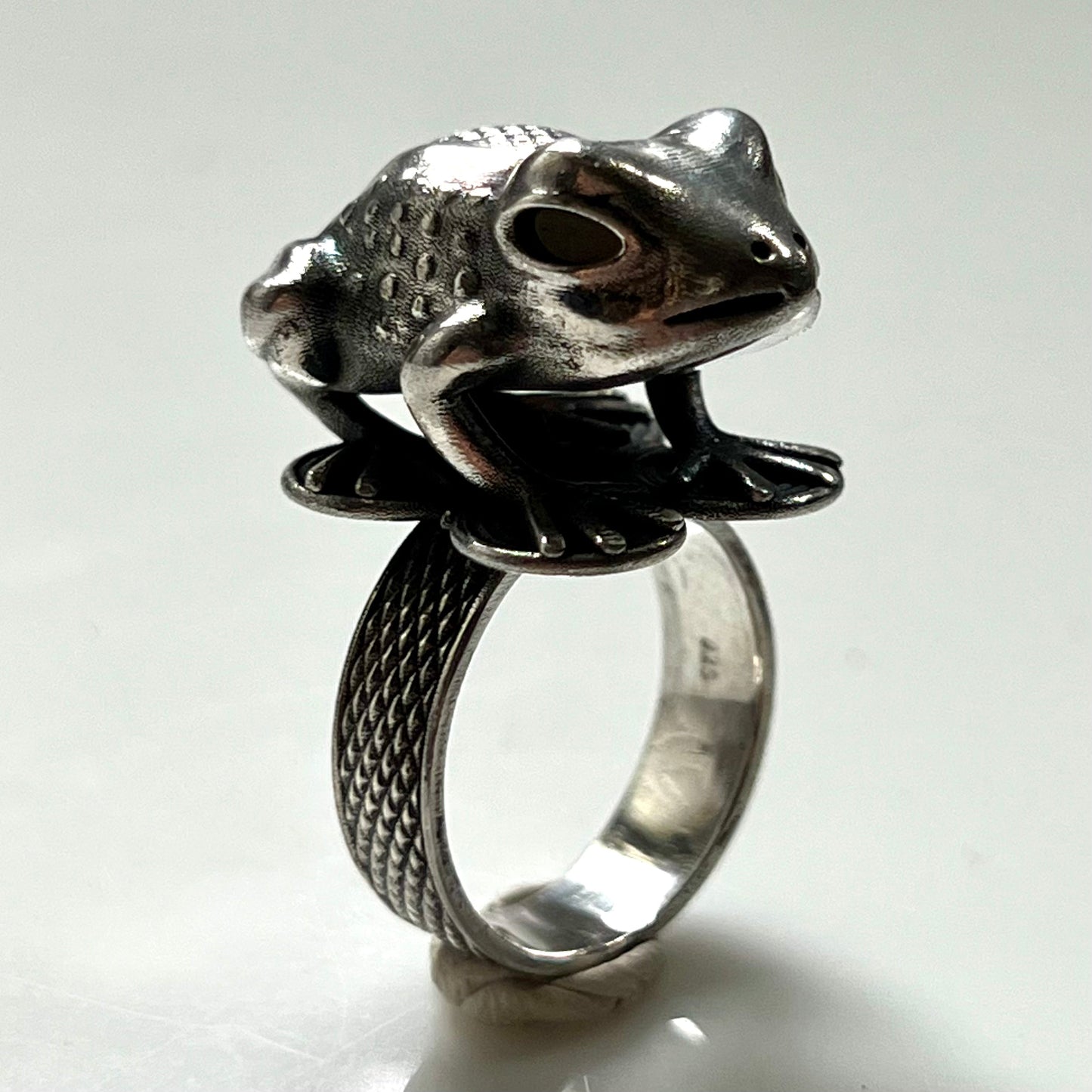 Mpetea Frog Ring in 925 Sterling Silver